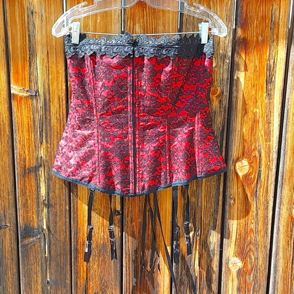 Quality Red and Black lace corset - Picture 2 of 15